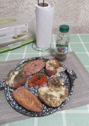 Una foto de Chorizos y Papas achatadas