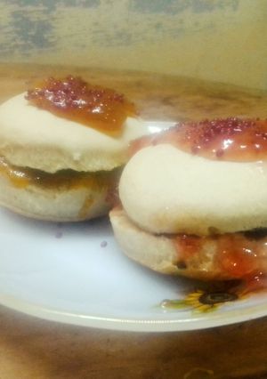 Una foto de Scones con mermelada