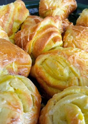 Sajtos vajas fokhagymás kelt hàromszög recept fotója