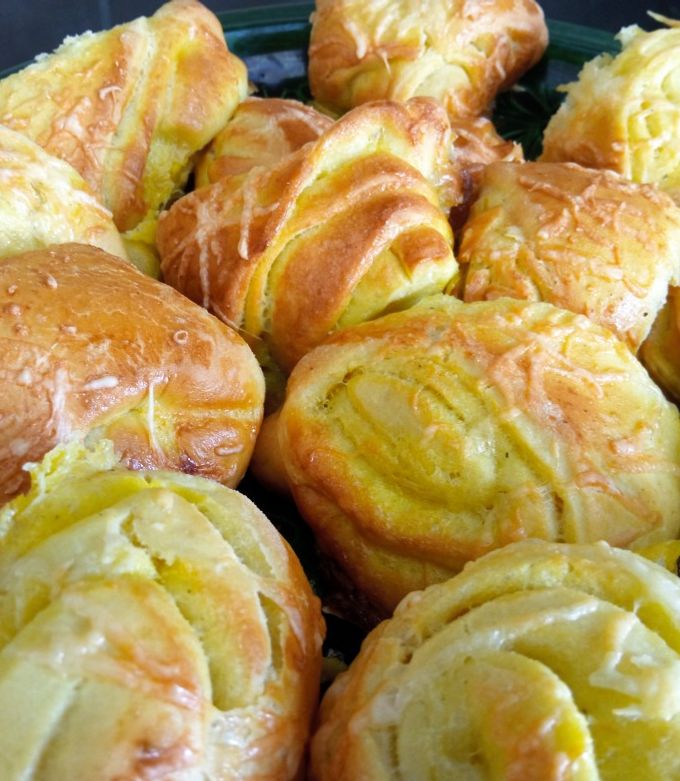 Sajtos vajas fokhagymás kelt hàromszög recept fotója
