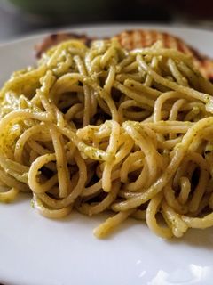 Una foto de Spaghetti al pesto