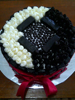 Foto resep Double chocolate cake with strawberry jam ULANG TAHUN