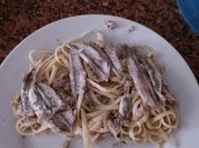 Una foto de pasta con pescado
