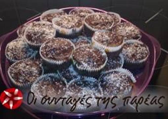 κύρια φωτογραφία συνταγής Cupcakes καρύδας με σοκολάτα και κονιάκ
