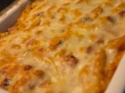 Una foto de macarrones mozzarella