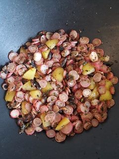 Une photo de Poêlée de radis roses et pommes de terre