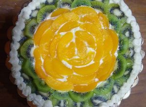 Una foto de TARTA FRUTAL CON DURAZNOS, KIWIS, Y FRUTILLAS