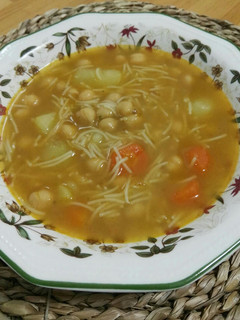 Una foto de Sopa de fideos con garbanzos