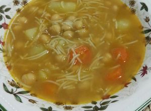 Una foto de Sopa de fideos con garbanzos