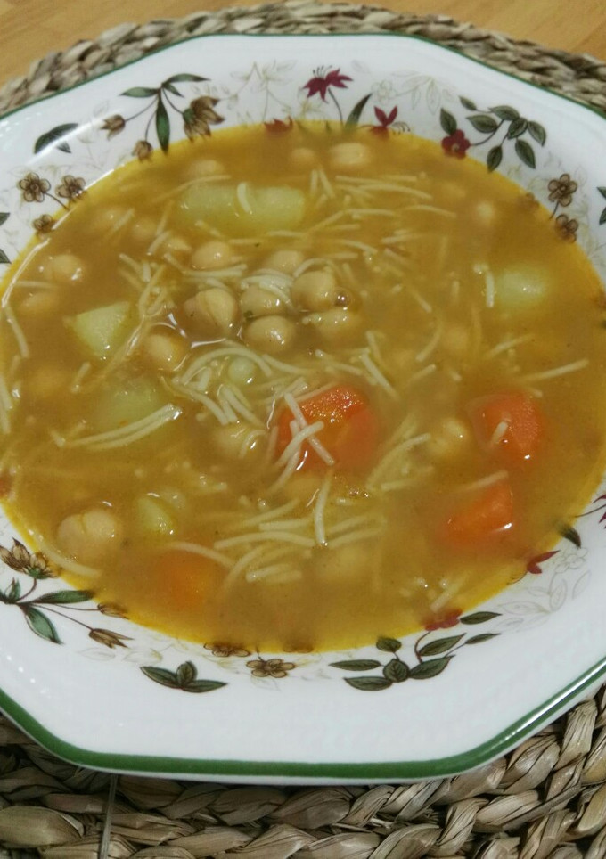 Una foto de Sopa de fideos con garbanzos
