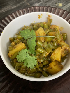 लहसुनी बींस- आलू की सब्ज़ी (Lehsuni beans-aloo ki sabzi recipe in hindi) रेसिपी मुख्य फोटो