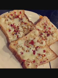 ગાર્લિક બ્રેડ (Garlic Bread Recipe In Gujarati) રેસીપી મુખ્ય ફોટો