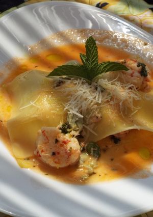 Una foto de Lasaña de langostinos, habas y menta
