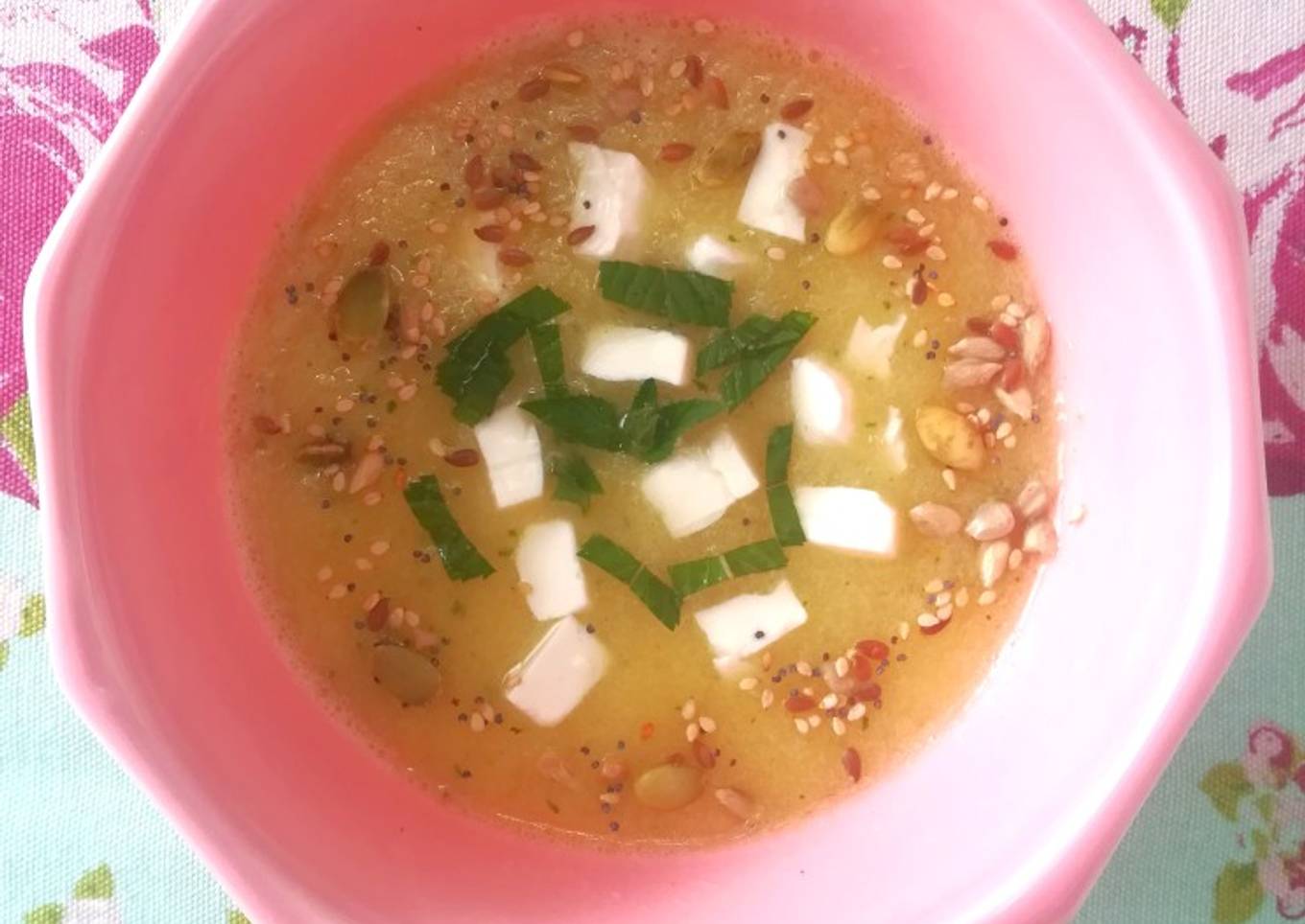 Sopa fría de melón al curry y menta con queso feta y semillas