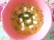 Una foto de sopa fría dulce