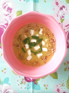 Una foto de Sopa fría de melón al curry y menta con queso feta y semillas