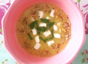 Foto principal de Sopa fría de melón al curry y menta con queso feta y semillas
