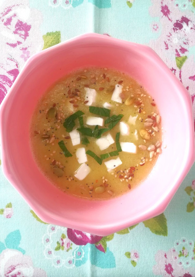 Una foto de Sopa fría de melón al curry y menta con queso feta y semillas