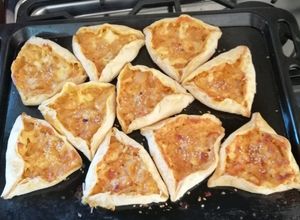 Una foto de Empanadas de cebolla, queso y mostaza