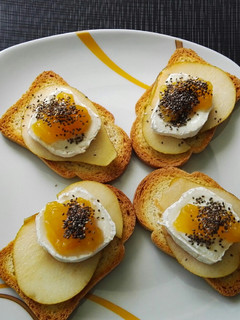 Una foto de Aperitivo con pera y queso de cabra