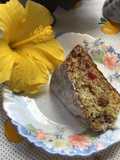 Torta de banana y fruta confitada