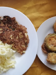 Una foto de Aros de zapallo italiano rellenos y tortilla