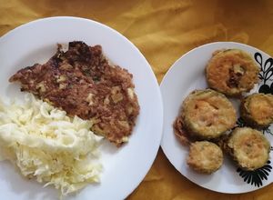 Una foto de Aros de zapallo italiano rellenos y tortilla