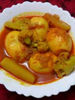 আলু ফুলকপি দিয়ে ডিমের ডালনা রেসিপির প্রধান ছবি