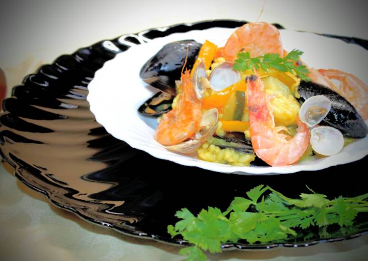 Paella con verdure e pesce