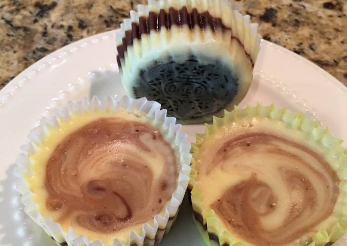 Fudge Swirled Oreo Bottom Cheesecake Cupcakes