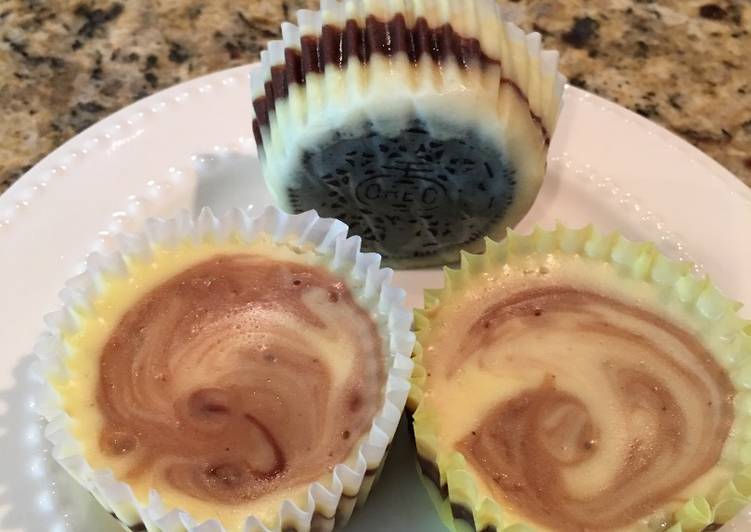 Recipe of Perfect Fudge Swirled Oreo Bottom Cheesecake Cupcakes