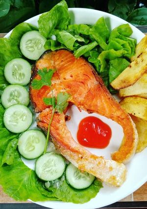 Hình của món Cá hồi áp chảo ăn kèm khoai tây chiên + salad sốt dầu giấm 🥗🐟.