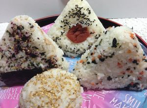 Una foto de Japanese onigiri relleno!
