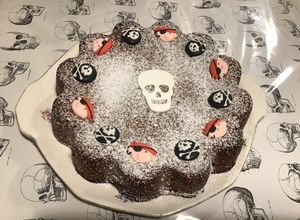Une photo de Gâteau « skull » aux prunes et kirsch (gâteau d anniversaire)
