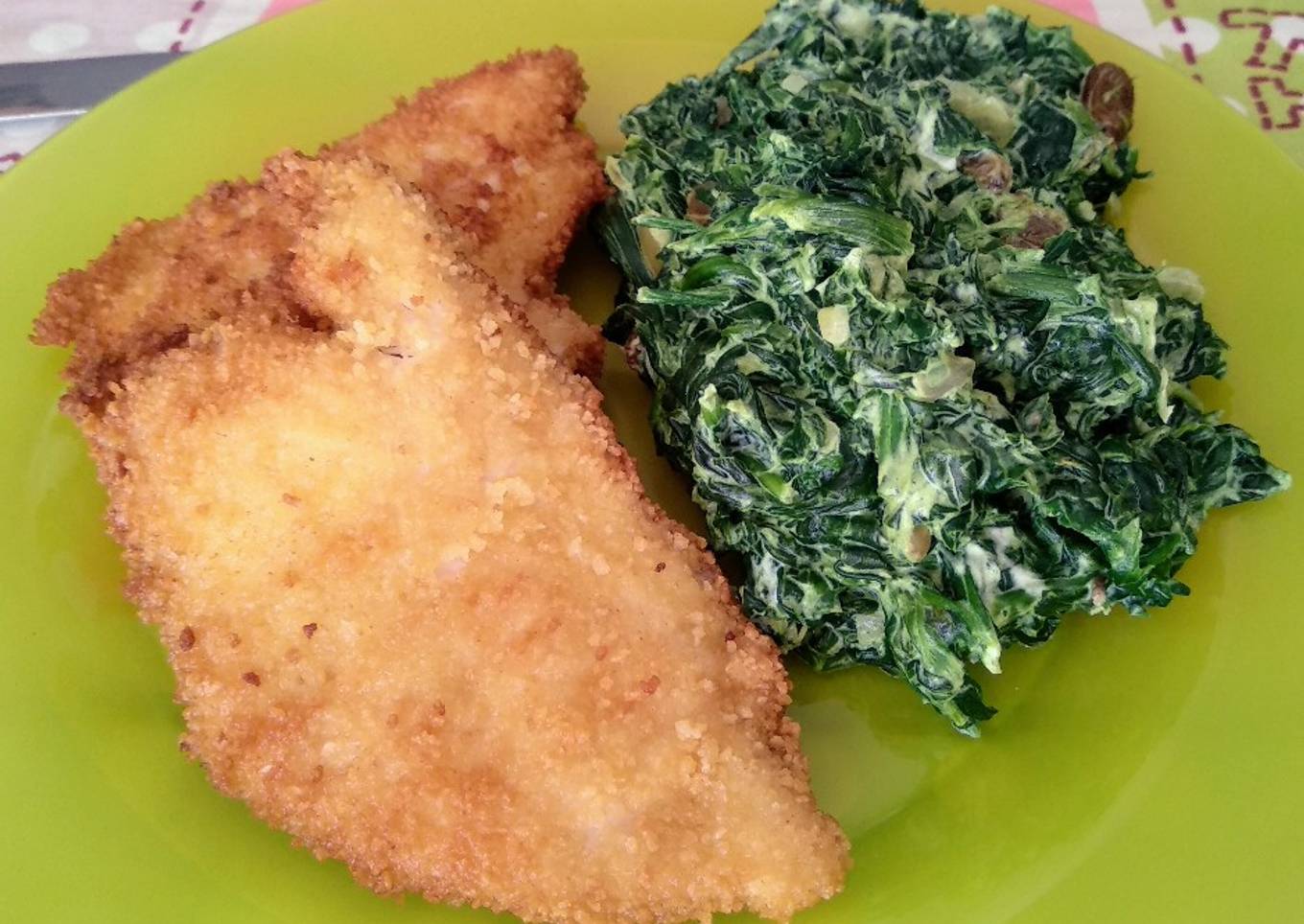 馃挏 Milanesas de pollo con guarnici贸n de espinacas cremosas