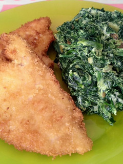 Una foto de 💜 Milanesas de pollo con guarnición de espinacas cremosas