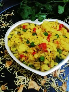 पोहा (poha recepie in hindi) रेसिपी मुख्य फोटो