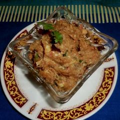 A picture of Baingan ka bharta with roasted tomato.