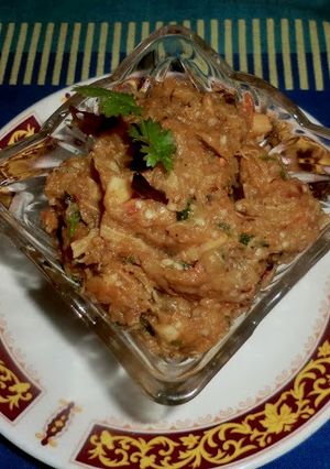 A picture of Baingan ka bharta with roasted tomato.