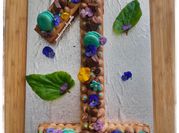 Une photo de number cake kinder
