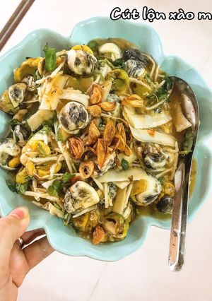 Hình của món Cút lộn xào me.