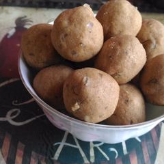 A picture of Wheat flour ladoo.