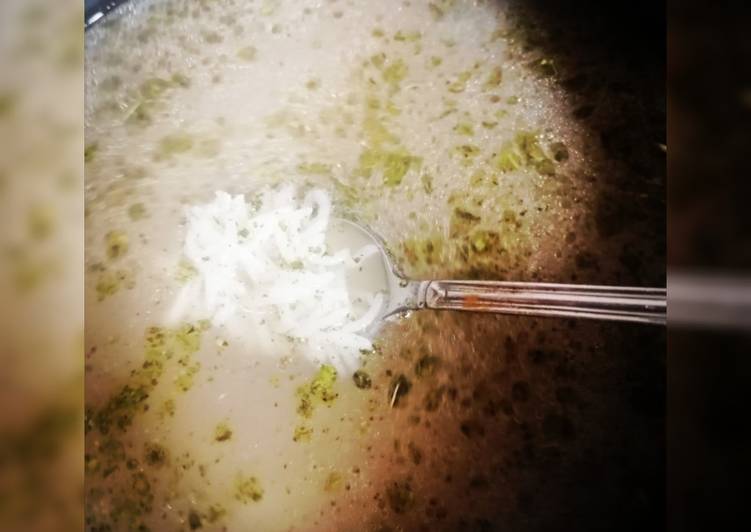 شوربه دجاج بالارز ونكهه القرفه والنعنع