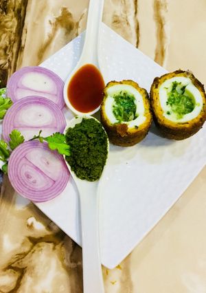 A picture of Cheese spinach egg chicken burst balls.