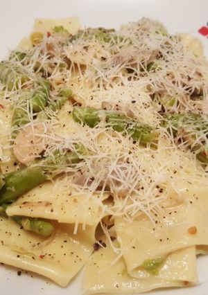Una foto de Pappardelle con espárragos y hongos