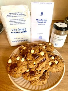 Une photo de Cookies à la purée de noisettes, chocolat noir à la fleur de sel Omie et noisettes entières grillées