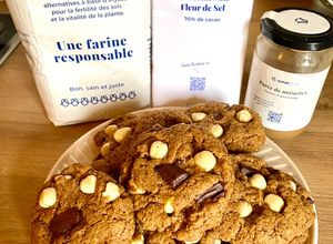 Une photo de Cookies à la purée de noisettes, chocolat noir à la fleur de sel Omie et noisettes entières grillées