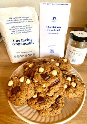Une photo de Cookies à la purée de noisettes, chocolat noir à la fleur de sel Omie et noisettes entières grillées