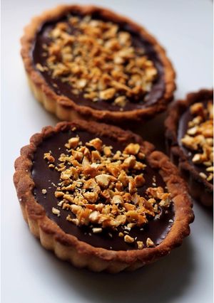 Una foto de Crema de chocolate y maní caramelizado. Relleno para tartas y tortas