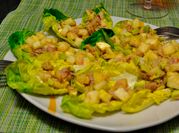 Una foto de ensalada de aguacate con lechuga